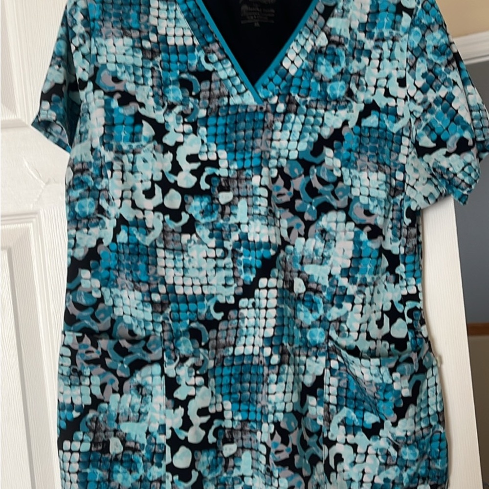 Scrub tops (3) excellent condition